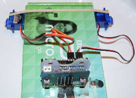 Using a rubber band to tie the servos