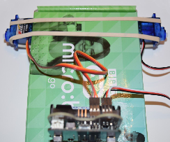 Using an additional rubber band to tie the servos